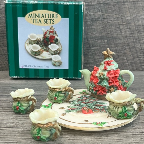 Vintage Miniature Christmas Tea Set Resin Tree Holly Mini 1995 C&F Enterprises - Picture 1 of 9